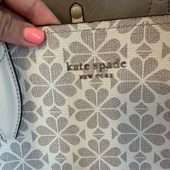 Kate spade beautiful tote bag 😍 fits everything you need for work or trips - Picture 7 of 10